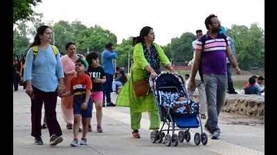 Over the next three days, the maximum temperature will remain between 37°C and 38°C, and the minimum temperature between 24°C and 25°C. (Keshav Singh/HT)