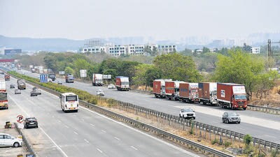 Pune, India -April 07, 2023 :On the Mumbai Pune Expressway, many times a picture of large vehicles parked on the side of the road can be seen, photo taken near Urse. in Pune, India, on Friday,April 07 , 2023.(HT PHOTO) Pune, India -April 07, 2023 :On the Mumbai Pune Expressway, many times a picture of large vehicles parked on the side of the road can be seen, photo taken near Urse. in Pune, India, on Friday,April 07 , 2023.(HT PHOTO)