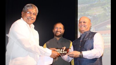 RS MP Prakash Javadekar (C), dist guardian minister Chandrakant Patil and Vinayak Deshpande during the event on Sunday. (HT PHOTO) RS MP Prakash Javadekar (C), dist guardian minister Chandrakant Patil and Vinayak Deshpande during the event on Sunday. (HT PHOTO)