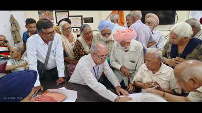 Retirees signing a petition at the PGIMER Employees’ Union (non-faculty) office in Chandigarh on Sunday. (HT Photo) Retirees signing a petition at the PGIMER Employees’ Union (non-faculty) office in Chandigarh on Sunday. (HT Photo)