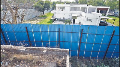 The Jal Vihar bungalow at the heart of the tussle. (Sanjeev Verma/HT Photo) The Jal Vihar bungalow at the heart of the tussle. (Sanjeev Verma/HT Photo)