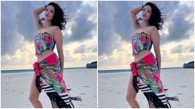 In multiple bracelets and a golden neck choker and a golden neck chain, Sunny perfectly slayed the beach look. (Instagram/@sunnyleone) In multiple bracelets and a golden neck choker and a golden neck chain, Sunny perfectly slayed the beach look. (Instagram/@sunnyleone)