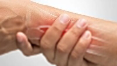 Alia Bhatt's trainer demonstrates exercises to combat wrist pain while working out (Unsplash) Alia Bhatt's trainer demonstrates exercises to combat wrist pain while working out (Unsplash)