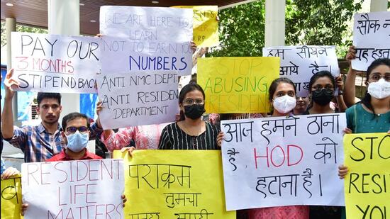 Mumbai, India - June 01, 2023: Resident doctors of JJ Hospital on an indefinite strike have been dealing with several major issues, including a lack of surgical hands-on experience, academic and research activities, everyday unpleasant and obscene language directed towards resident doctors, and much more, at Byculla, in Mumbai, India, on Thursday, June 01, 2023. (Photo by Bhushan Koyande/HT Photo) (HT PHOTO)