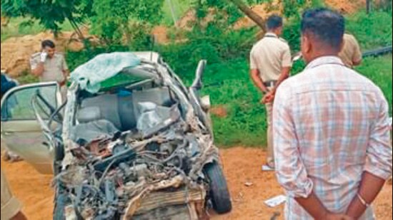 The car was en route to Hassan from Nagamangala. (HT Photo)