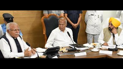 (From left) Haryana chief minister Manohar Lal Khattar, Punjab governor and Chandigarh administrator Banwarilal Purohit and Punjab CM Bhagwant Mann at a meeting on the Panjab University financial crisis. (HT file photo) (From left) Haryana chief minister Manohar Lal Khattar, Punjab governor and Chandigarh administrator Banwarilal Purohit and Punjab CM Bhagwant Mann at a meeting on the Panjab University financial crisis. (HT file photo)