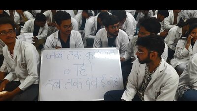 GIMS medicos protest at the hospital on Monday. (HT Photo) GIMS medicos protest at the hospital on Monday. (HT Photo)