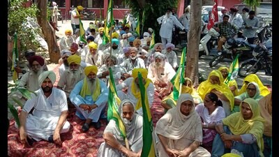 Members of farm unions holding a protest in front of Payal SDM office in Ludhiana on Monday. (HT Photo) Members of farm unions holding a protest in front of Payal SDM office in Ludhiana on Monday. (HT Photo)