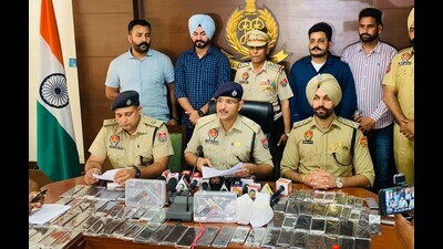 Mohali SSP Sandeep Garg sharing details of the arrests. (HT Photo) Mohali SSP Sandeep Garg sharing details of the arrests. (HT Photo)