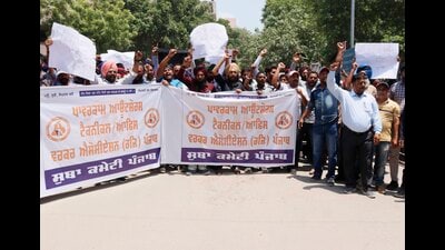 PSPCL contractual employees protesting in front of DC office in Ludhiana on Monday. (Manish/HT) PSPCL contractual employees protesting in front of DC office in Ludhiana on Monday. (Manish/HT)