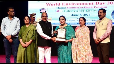 Punjab governor and UT administrator Banwarilal Purohit presenting the award to the principal of Post Graduate Government College for Girls, Sector 11, during the state-level function organised to commemorate World Environment Day at Tagore Theatre in Chandigarh on Monday. (HT Photo) Punjab governor and UT administrator Banwarilal Purohit presenting the award to the principal of Post Graduate Government College for Girls, Sector 11, during the state-level function organised to commemorate World Environment Day at Tagore Theatre in Chandigarh on Monday. (HT Photo)
