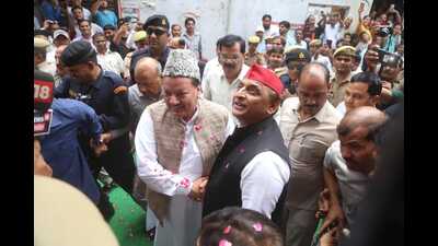 Samajwadi Party chief Akhilesh Yadav with former MLA RA Usmani in Lakhimpur Kheri on June 5. (HT photo) Samajwadi Party chief Akhilesh Yadav with former MLA RA Usmani in Lakhimpur Kheri on June 5. (HT photo)