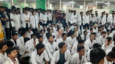 Several hostellers of GIMS sat on a protest holding slogans like ‘Our white coat is turning red’ and ‘No treatment until action is taken’, at the GIMS hospital on Monday morning. (HT Photo) Several hostellers of GIMS sat on a protest holding slogans like ‘Our white coat is turning red’ and ‘No treatment until action is taken’, at the GIMS hospital on Monday morning. (HT Photo)