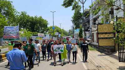 Students of Agra varsity taking out a rally against the use of plastics on Monday. (HT PHOTO)