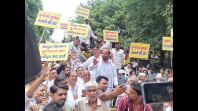 Weavers taking out protest march in Meerut on Monday. (HT Photo)