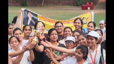 Women members of Agra Bar and Bench share the trophy. (HT PHOTO)