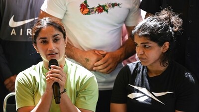 Protesting Wrestlers Vinesh Phogat, Shakhi Malik during a press briefing at Jantar Mantar in New Delhi on May 15. (Photo by Vipin Kumar/ Hindustan Times)
