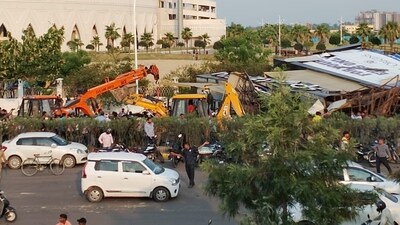 A hoarding of the Atal Bihari Vajpayee (Ekana Stadium) Stadium, Lucknow, fell on a car on Monday. (Deepak Gupta/HT photo) A hoarding of the Atal Bihari Vajpayee (Ekana Stadium) Stadium, Lucknow, fell on a car on Monday. (Deepak Gupta/HT photo)