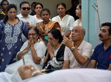 Family members and relatives mourn during the funeral of Sulochana Latkar. (ANI) (Nitin Lawate) Family members and relatives mourn during the funeral of Sulochana Latkar. (ANI) (Nitin Lawate)
