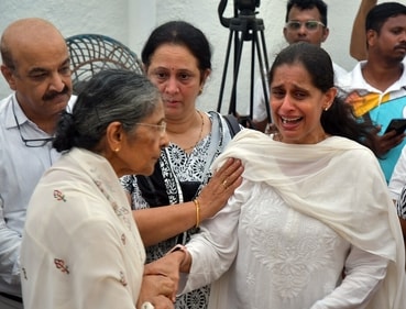 Daughter Kanchan Ghanekar mourns during the funeral of her mother Sulochana Latkar. (ANI) Daughter Kanchan Ghanekar mourns during the funeral of her mother Sulochana Latkar. (ANI)