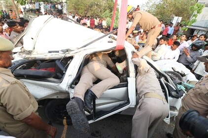 Lucknow Police is trying to pull out bodies from the SUV. (HT Photo) Lucknow Police is trying to pull out bodies from the SUV. (HT Photo)