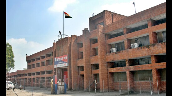 A case under Section 52 A (1) of the Prisons Act has been lodged against the accused at Division number 7 police station. (HT File Photo)