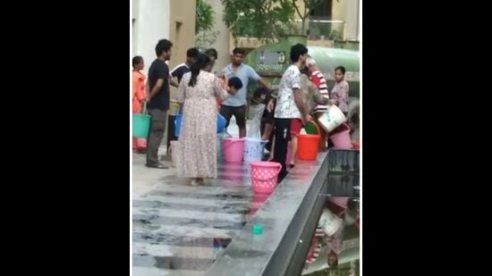 On Sunday, a few residents protested against the AOA following which officials of Noida authority reached the spot and provided residents with water tankers. (HT Photo)