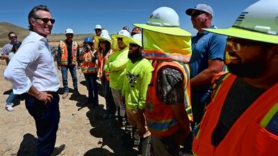 FILE – California Gov. Gavin Newsom talks with union electricians at Proxima Solar Farm outside Patterson, Calif., on May 19, 2023. California has struggled to meet growing demand for electricity as the state transitions away from fossil fuels. Gov. Newsom has proposed the purchasing power of the state to purchase large amounts of new renewable energy, including from offshore wind and geothermal power plants. (Andy Alfaro/The Modesto Bee via AP, File) (AP) FILE – California Gov. Gavin Newsom talks with union electricians at Proxima Solar Farm outside Patterson, Calif., on May 19, 2023. California has struggled to meet growing demand for electricity as the state transitions away from fossil fuels. Gov. Newsom has proposed the purchasing power of the state to purchase large amounts of new renewable energy, including from offshore wind and geothermal power plants. (Andy Alfaro/The Modesto Bee via AP, File) (AP)