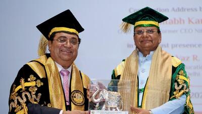 Delhi lieutenant governor Vinai Kumar Saxena (right) is felicitated by Guru Gobind Singh Indraprastha University (GGSIPU) vice chancellor Mahesh Verma on Tuesday. (ANI)