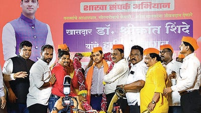 On one of his visits to Bandra, the 36-year-old leader listened to a resident’s complaint about a stalled housing project and the pitiful situation of transit camps. “Shrikant discussed the issue with the commissioner and put emphasis on maintaining cleanliness of the surroundings and providing adequate water to residents. Besides, issues like redevelopment of Koliwada, starting Aapla Davakhana (mohalla clinics) at various spots in Mumbai and the suburbs were also discussed,” said a Shiv Sena functionary. (Bhushan Koyande/HT Photo)