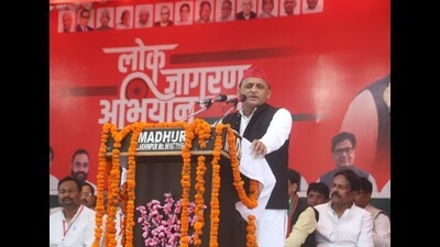 SP chief Akhilesh Yadav addressing his party cadres at Devkali in Lakhimpur Kheri on Tuesday. (HT) SP chief Akhilesh Yadav addressing his party cadres at Devkali in Lakhimpur Kheri on Tuesday. (HT)
