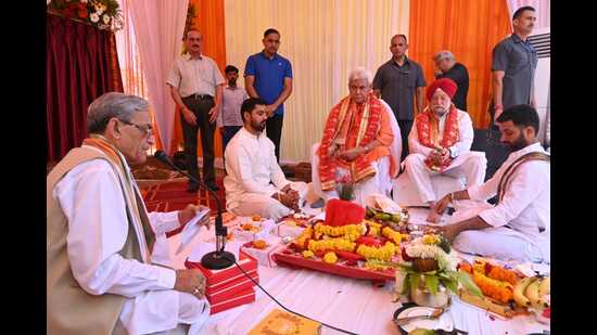 Jammu and Kashmir LG Manoj Sinha and Union minister Hardeep Puri perform ‘puja’ before the start of the construction work for Yatri Niwas and disaster management centre in Jammu on Tuesday. (HT Photo)