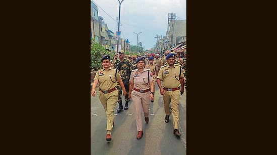 Police conducting a flag march in the field gang area in Ludhiana on Tuesday. (Manish/HT)