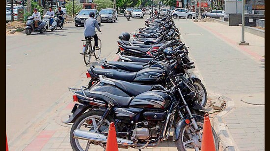 The 1.1 km track at Malhar Road has become a car parking for shoppers and visitors at the nearby outlets and eateries. (Manish/Ht)