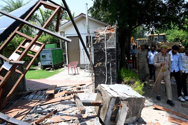 The floodplain land was freed by the authority’s 100 employees, who used three earthmovers and five dumpers. (Sunil Ghosh/HT Photo) The floodplain land was freed by the authority’s 100 employees, who used three earthmovers and five dumpers. (Sunil Ghosh/HT Photo)