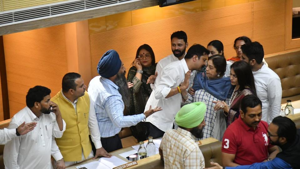 Keshav Singh/HTChandigarh BJP MP Kirron Kher (in blue suit) during the argument at the general House meeting of the municipal corporation on Tuesday. Keshav Singh/HTChandigarh BJP MP Kirron Kher (in blue suit) during the argument at the general House meeting of the municipal corporation on Tuesday.