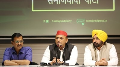 Akhilesh Yadav National President of Samajwadi Party, Arvind Kejriwal, Delhi Chief Minister and Bhagwant Mann, Chief Minister of Punjab during a press conference at Samajwadi Party office in Lucknow. (Photo by Deepak Gupta Hindustan Times) Akhilesh Yadav National President of Samajwadi Party, Arvind Kejriwal, Delhi Chief Minister and Bhagwant Mann, Chief Minister of Punjab during a press conference at Samajwadi Party office in Lucknow. (Photo by Deepak Gupta Hindustan Times)