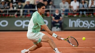 Spain's Carlos Alcaraz plays a shot against Greece's Stefanos Tsitsipas during their quarterfinal match of the French Open tennis tournament at the Roland Garros stadium in Paris, Tuesday, June 6, 2023. (AP Photo/Thibault Camus) (AP)