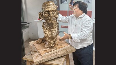 Artist Rabi Narayan Rath giving a live sculpting demonstration (HT Photo) Artist Rabi Narayan Rath giving a live sculpting demonstration (HT Photo)