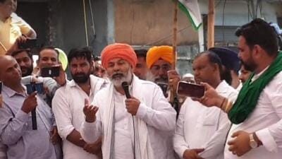 BKU leader Rakesh Tikait met protesting farmers, in Shahabad. (HT) BKU leader Rakesh Tikait met protesting farmers, in Shahabad. (HT)