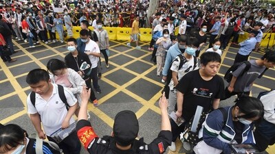Students arrive for the first day of the National College Entrance Examination (NCEE), known as "gaokao", in Wuhan, in China's central Hubei province on Wednesday. (AFP) Students arrive for the first day of the National College Entrance Examination (NCEE), known as "gaokao", in Wuhan, in China's central Hubei province on Wednesday. (AFP)