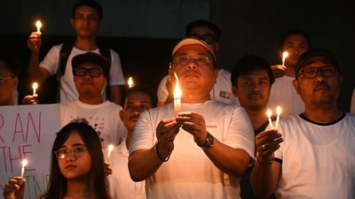 Manipuris In Kolkata (MIK) members pray with candles for peace in Manipur. (Samir Jana/ HT) Manipuris In Kolkata (MIK) members pray with candles for peace in Manipur. (Samir Jana/ HT)