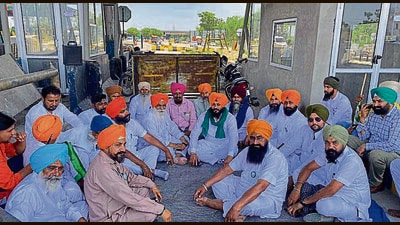 Members of Bhartiya Kisan Union (Charuni) during the protest at Ladhowal toll plaza in Ludhiana on Wednesday. (Manish/HT) Members of Bhartiya Kisan Union (Charuni) during the protest at Ladhowal toll plaza in Ludhiana on Wednesday. (Manish/HT)