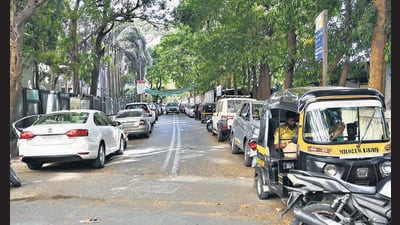 Mumbai, India - June 07, 2023: Vehiles parked on both the roadsides, at Bandra (East), in Mumbai, India, on Wednesday, June 07, 2023. (Photo by Vijay Bate/HT Photo) (HT PHOTO) Mumbai, India - June 07, 2023: Vehiles parked on both the roadsides, at Bandra (East), in Mumbai, India, on Wednesday, June 07, 2023. (Photo by Vijay Bate/HT Photo) (HT PHOTO)