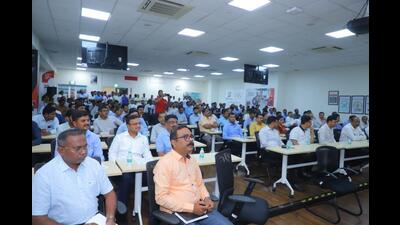 Pimpri-Chinchwad police officials conducted a meeting with representatives of the industries, mathadi workers, employee unions (HT PHOTO) Pimpri-Chinchwad police officials conducted a meeting with representatives of the industries, mathadi workers, employee unions (HT PHOTO)