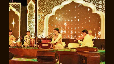 Ranbir Kumar (centre) performing during the Ghazal night at Kasauli Week (HT Photo)