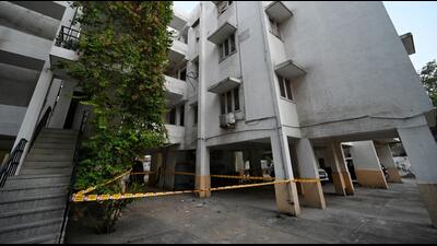 The spot where the two men fell from the top of the building at Shyam Niwas, Bhai Veer Singh Lane in New Delhi on Wednesday. (Sanchit Khanna/HT Photo) The spot where the two men fell from the top of the building at Shyam Niwas, Bhai Veer Singh Lane in New Delhi on Wednesday. (Sanchit Khanna/HT Photo)