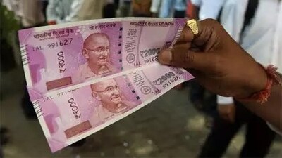 The image shows a person holding ₹2000 notes. (Twitter/@CMAHardikJoshi) The image shows a person holding ₹2000 notes. (Twitter/@CMAHardikJoshi)