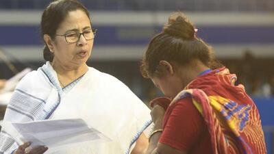 West Bengal chief minister Mamata Banerjee gives compensation to injured and relatives of those killed in the Balasore train accident (HT Photo) West Bengal chief minister Mamata Banerjee gives compensation to injured and relatives of those killed in the Balasore train accident (HT Photo)