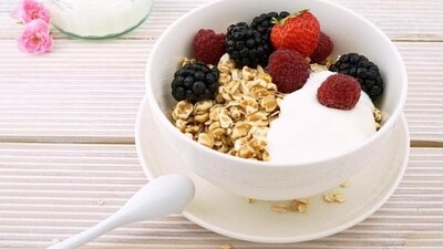 Oats with berries: Cook oats in water or plant-based milk and add a handful of berries like blueberries or strawberries. (Pixabay) Oats with berries: Cook oats in water or plant-based milk and add a handful of berries like blueberries or strawberries. (Pixabay)